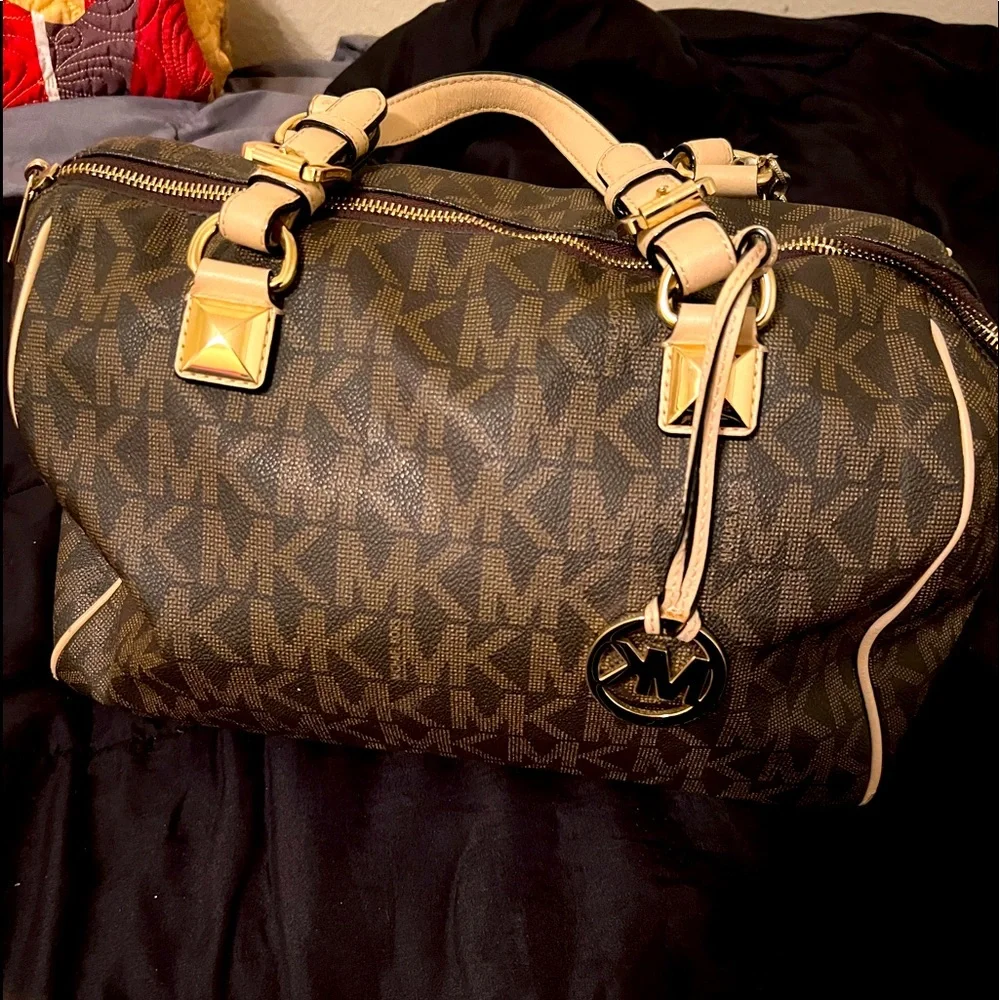 I love this bag but I never carry it and it’s so spacious - Picture 1 of 3